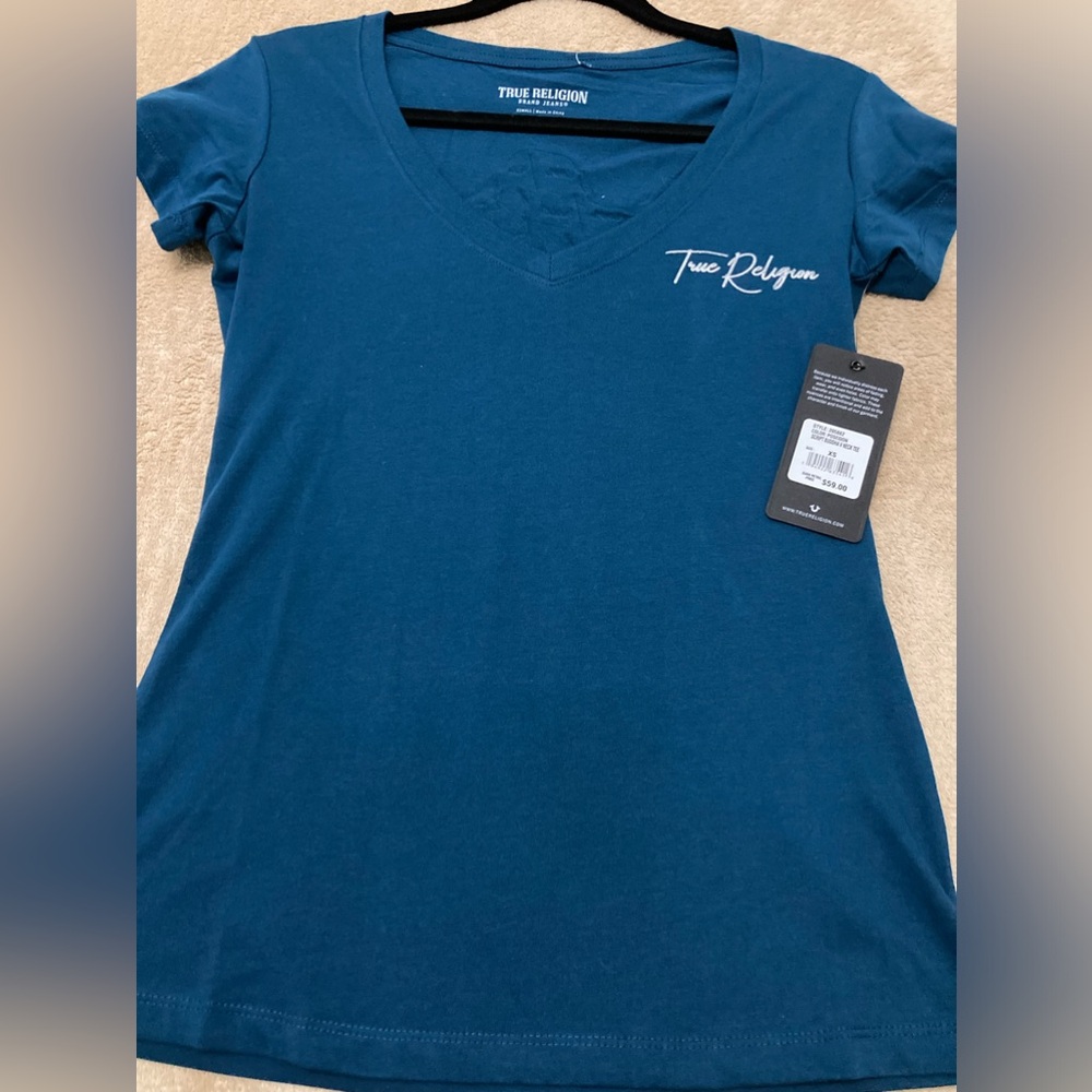 🩵NWT Adorable ‘TRUE RELIGION’ V-Neck Tee Size XS